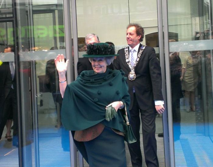 Koningin opent Philips Museum