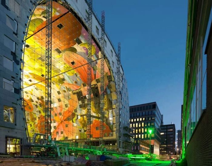 Eerste glaspanelen in kabelnetgevels Markthal