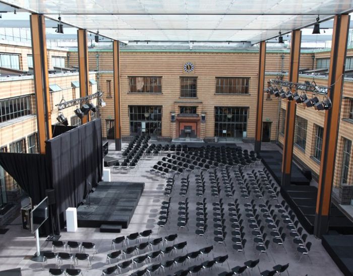 Obama &lsquo;inaugurates&acute; glass roof Gemeentemuseum