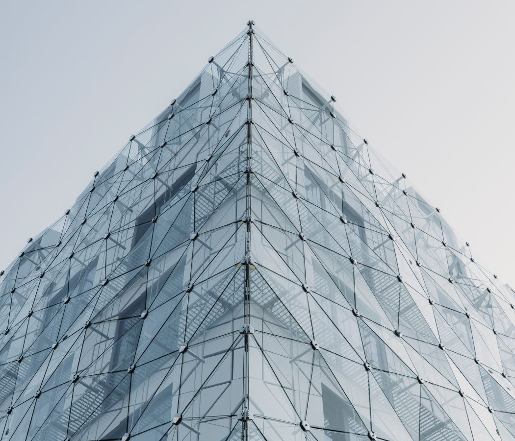 Distinctive glass fa&ccedil;ade The Diamond finished